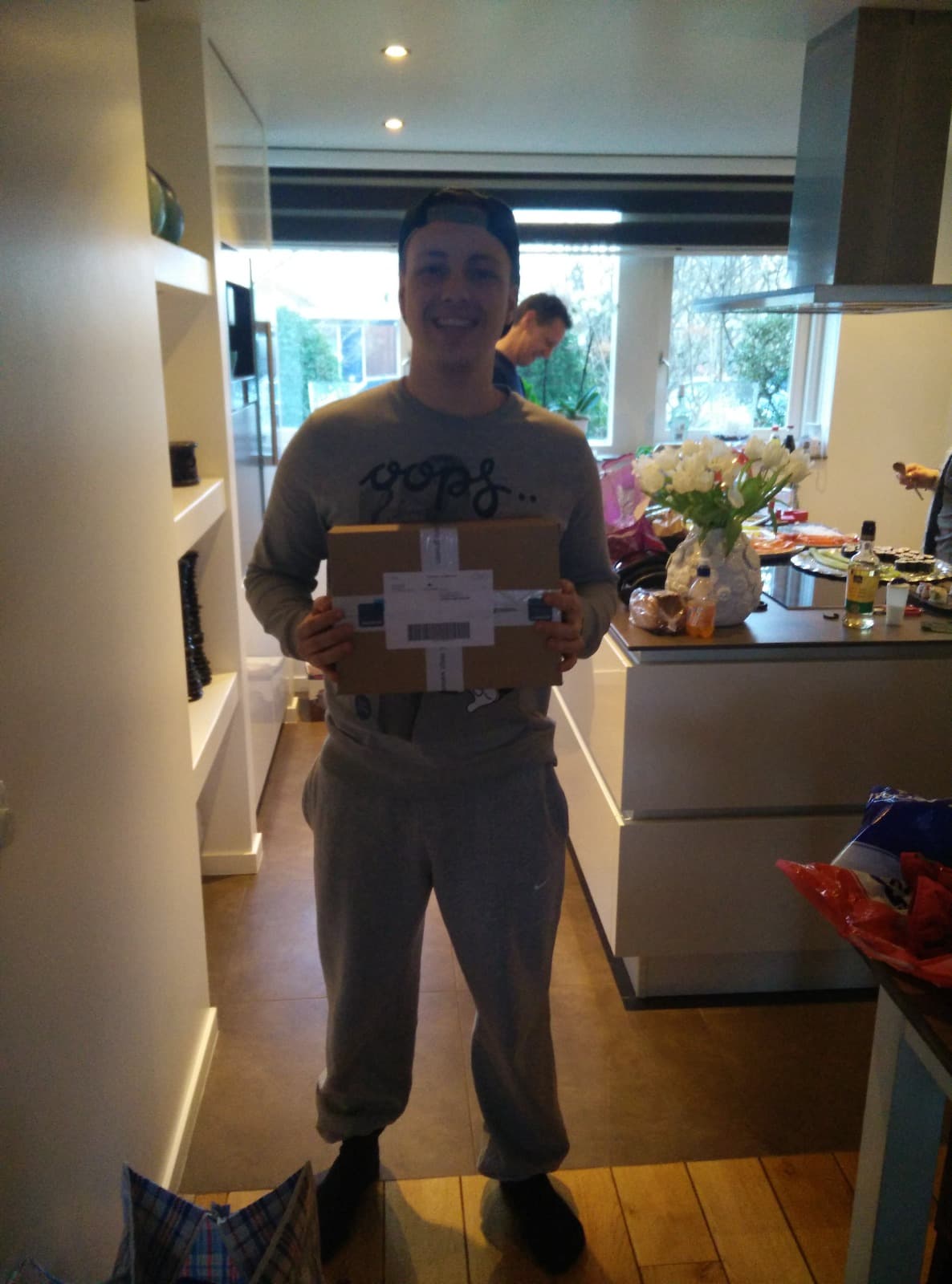 Justin Regterschot met een pakket in zijn keuken