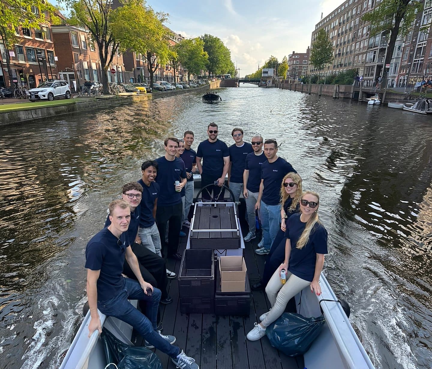 Het BONO-team samen op een boot
