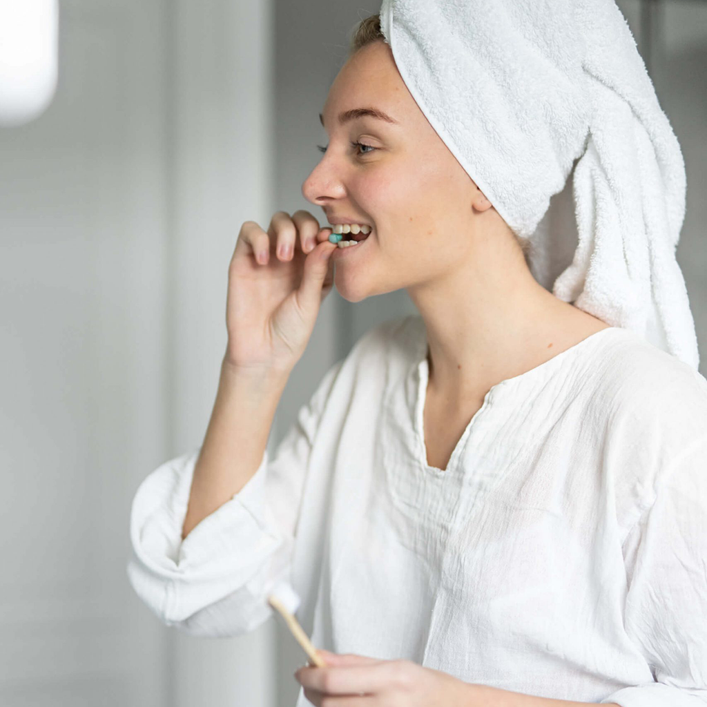 happy soaps spearmint tandpasta tabs met fluoride 62 tabs model vrouw bijten gebruik
