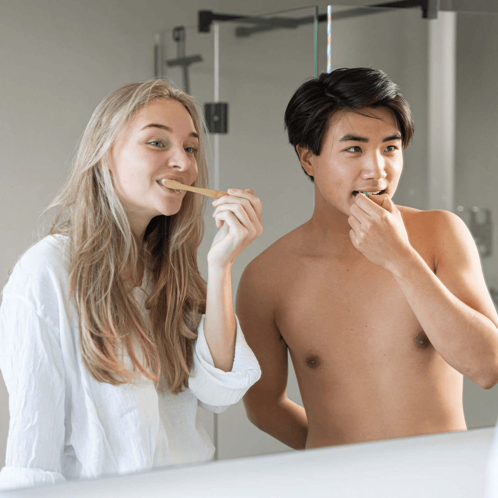 happy soaps mighty mint tandpasta tabs zonder fluoride 62 tabs model vrouw man tandenpoetsen
