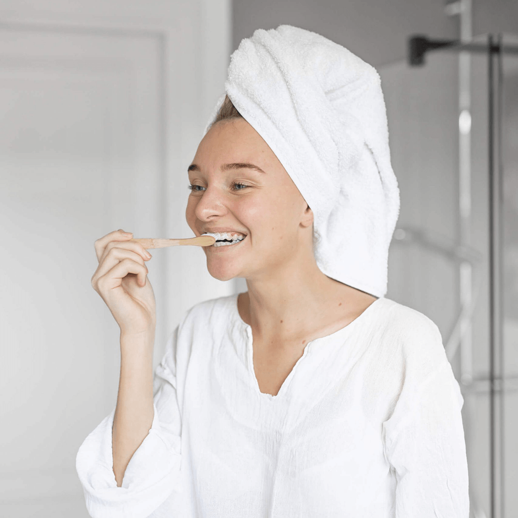 happy soaps mighty mint tandpasta tabs zonder fluoride 62 tabs model vrouw tandenpoetsen