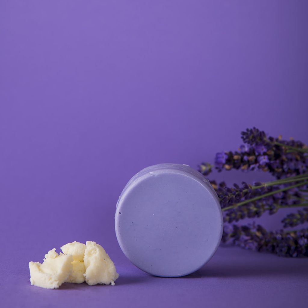 plasticvrije en natuurlijke conditioner bar tegen gele tinten lavender bliss lavendel plant